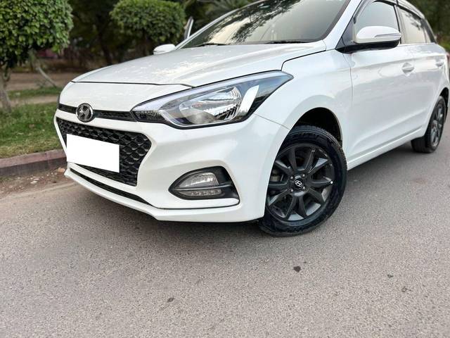 https://images10.gaadi.com/usedcar_image/4398977/original/processed_b2332573f9a65d277b1132d50952a41c.jpg?imwidth=6402