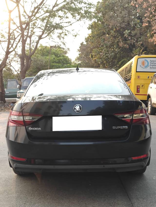 https://images10.gaadi.com/usedcar_image/4399097/original/processed_3554349d1bc394f0a1238862e11a06c1.jpg?imwidth=6402