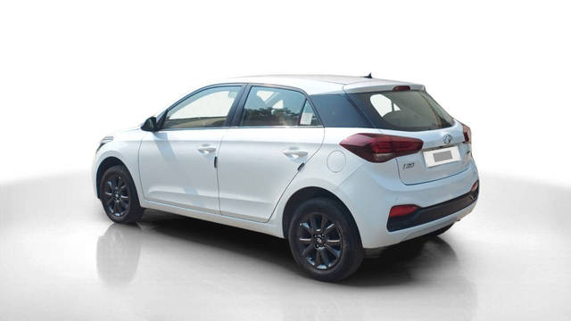 https://images10.gaadi.com/usedcar_image/4399113/original/processed_31c679f91054e8630e2e779e7f004a5e.png?imwidth=6402