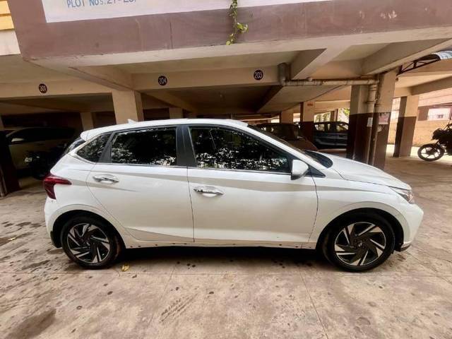 https://images10.gaadi.com/usedcar_image/4399273/original/processed_d035b2d5-1c4e-4601-84c7-d1a6719a3e72.jpg?imwidth=6401