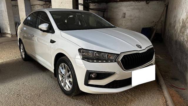 https://images10.gaadi.com/usedcar_image/4399452/original/2a14a4d8f58828d321cfdf531bd79c33.jpeg?imwidth=6402