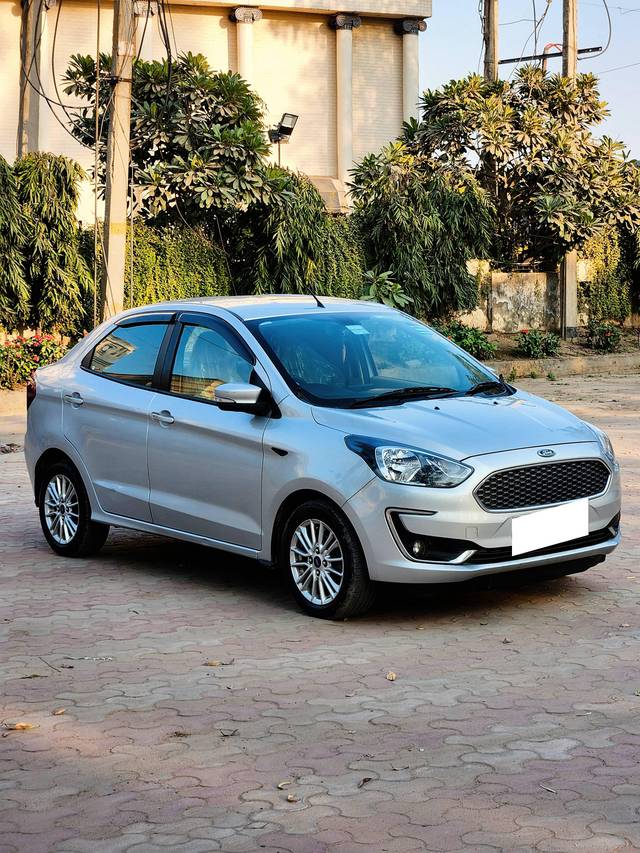 https://images10.gaadi.com/usedcar_image/4399506/original/processed_8732c0d676d00e814f0ae1b4c8bf104d.jpg?imwidth=6400