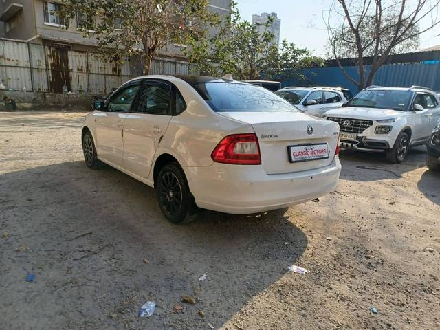 https://images10.gaadi.com/usedcar_image/4399811/original/processed_fccfc99845bb2f16d4f389662e7254e3.jpeg?imwidth=6402