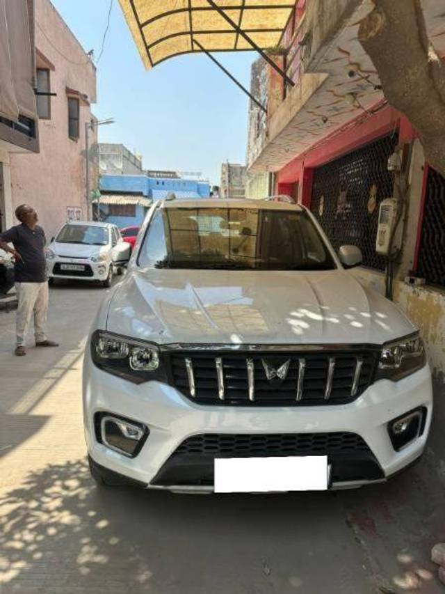 https://images10.gaadi.com/usedcar_image/4399832/original/482b00ee1ad38887e6bdb318ddf7dd9f.jpg?imwidth=6402