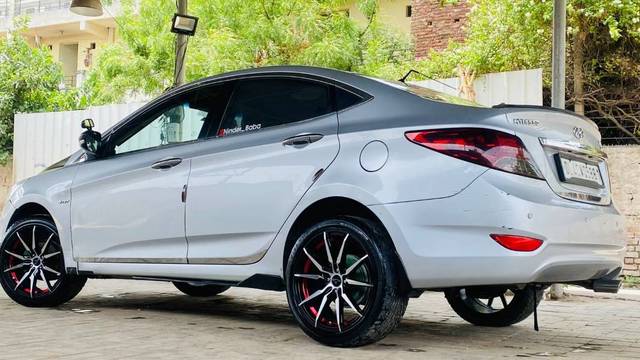 https://images10.gaadi.com/usedcar_image/4400132/original/a7186419f89ba0bb1e947fdba0b07aec.jpg?imwidth=6400