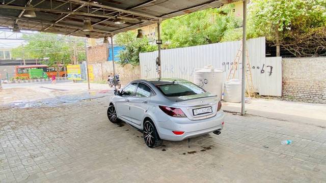 https://images10.gaadi.com/usedcar_image/4400132/original/aef7c773d4d0918a1759ca03d096ce0d.jpg?imwidth=6402