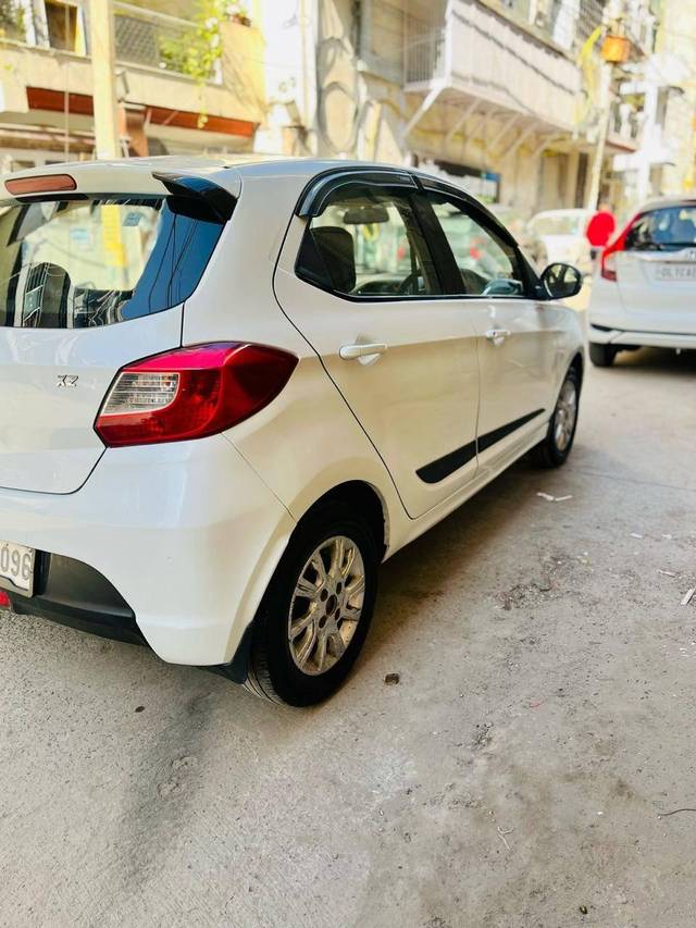 https://images10.gaadi.com/usedcar_image/4400152/original/processed_e9833e54b345e37ab3773df4a9652f66.jpg?imwidth=6401