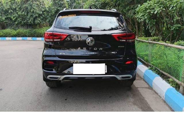 https://images10.gaadi.com/usedcar_image/4400229/original/processed_6772af9ff8406edab16363ebc1ab2220.jpeg?imwidth=6402