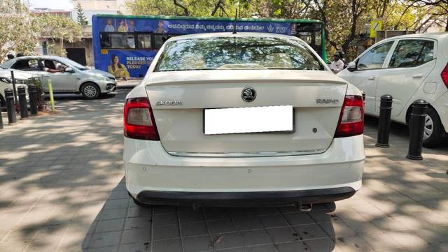 https://images10.gaadi.com/usedcar_image/4400363/original/processed_ca7e5ceebbe7844dc2229c125da5162e.jpg?imwidth=6401