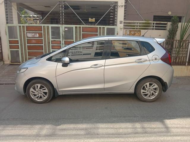 https://images10.gaadi.com/usedcar_image/4400429/original/processed_e6a9fa5ee19b16731804e14800a85582.jpg?imwidth=6402