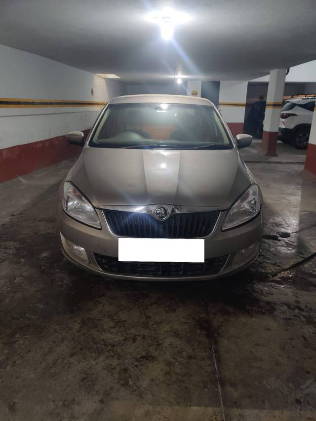 https://images10.gaadi.com/usedcar_image/4400520/original/75a2d61ede176e79f81a2c7971cd176e.jpg?imwidth=6400