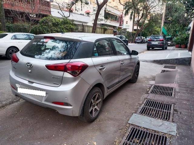 https://images10.gaadi.com/usedcar_image/4400677/original/d8e4071aa23b08e3fa30f74b56abea13.jpeg?imwidth=6402
