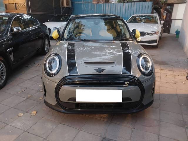 https://images10.gaadi.com/usedcar_image/4400703/original/processed_52b9fb52984584c063ed0aa1fd130f7f.jpg?imwidth=6401