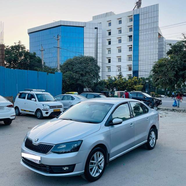 https://images10.gaadi.com/usedcar_image/4400930/original/processed_23271cab0ecf81b551c9a980e9a5fa04.jpg?imwidth=6401