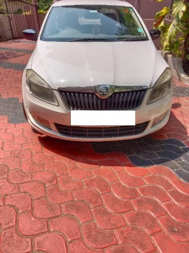 https://images10.gaadi.com/usedcar_image/4401002/original/processed_a0ac4f04-d6b2-46ab-962a-1af0ac2befe7.jpg?imwidth=6402