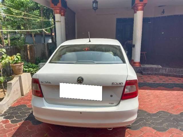 https://images10.gaadi.com/usedcar_image/4401002/original/processed_ddac64f7-e2d6-45c3-8674-5a35d8d9e393.jpg?imwidth=6401