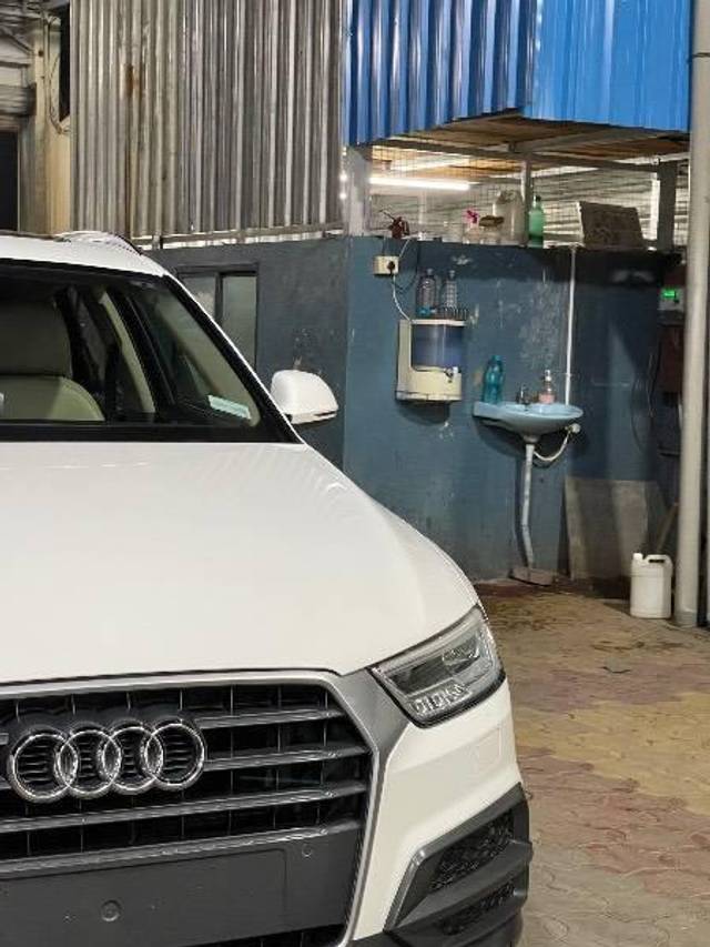 https://images10.gaadi.com/usedcar_image/4401113/original/processed_e30c4184-d6ed-447f-afde-196a92eb32cf.jpeg?imwidth=6402