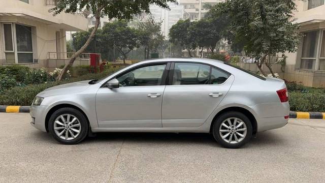 https://images10.gaadi.com/usedcar_image/4401182/original/8c0e8f2ffc8fecbfa5874730cc9ef5ae.jpeg?imwidth=6401