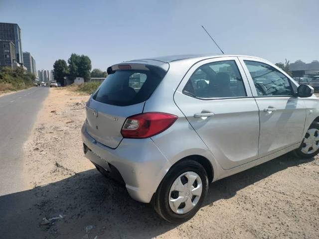 https://images10.gaadi.com/usedcar_image/4401224/original/processed_77d1226f-dadb-49dc-a2fd-2068ae820de8.jpg?imwidth=6402