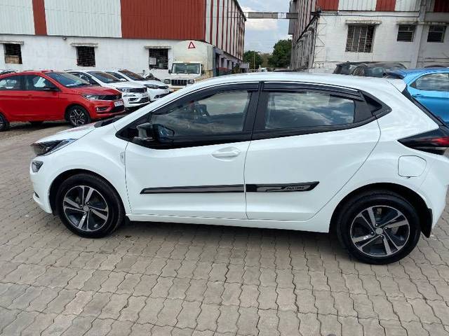 https://images10.gaadi.com/usedcar_image/4401240/original/cd103818701d19eb9825af3f27c4e7e2.jpeg?imwidth=6402