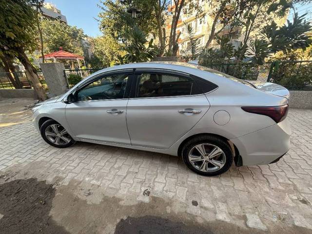 https://images10.gaadi.com/usedcar_image/4401861/original/0fc1cca68bef104c61bca93ab4eb7d17.jpg?imwidth=6401