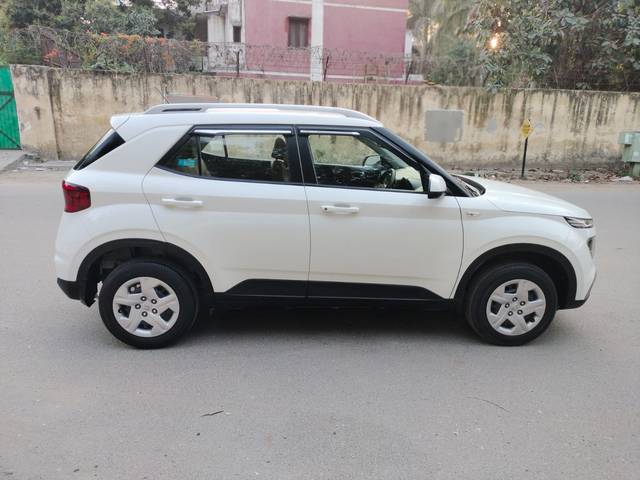 https://images10.gaadi.com/usedcar_image/4402035/original/501c1db3bfd7c8b90909a8e3d37eb63e.jpg?imwidth=6401