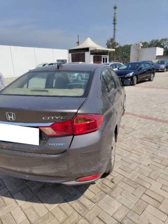 https://images10.gaadi.com/usedcar_image/4402325/original/processed_2d552537-9b32-4177-952b-0fa03acd2d19.jpg?imwidth=6402