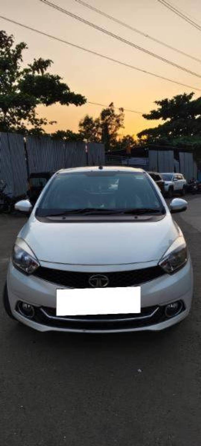 https://images10.gaadi.com/usedcar_image/4402540/original/d937f186e741418fd018e5695803aeae.jpg?imwidth=6402