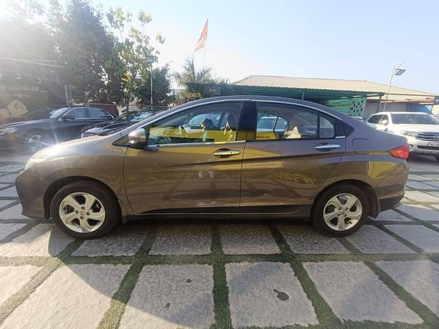 https://images10.gaadi.com/usedcar_image/4402622/original/processed_cee30c0edac0ef2c13eb2cd668fef975.jpg?imwidth=6402