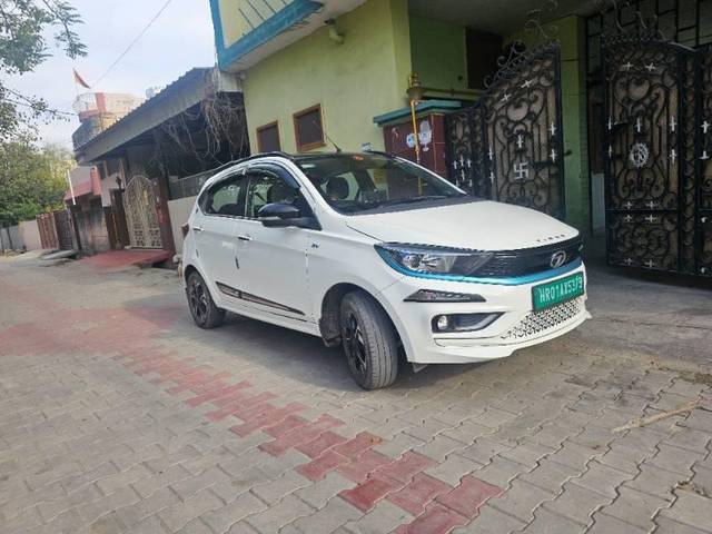 https://images10.gaadi.com/usedcar_image/4403582/original/processed_d368d0cd-d783-41e2-963d-4ad24b933ec4.jpg?imwidth=6402