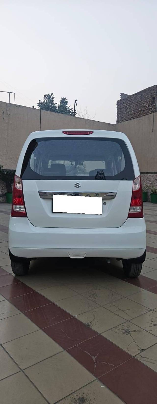 https://images10.gaadi.com/usedcar_image/4404155/original/processed_2cd5cb2a67d9d05520d44c60eabd15c7.jpg?imwidth=6401