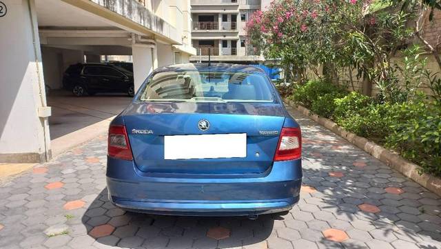 https://images10.gaadi.com/usedcar_image/4404342/original/e7028a349b5cff5f8c59adb0ee5e13ec.jpg?imwidth=6401