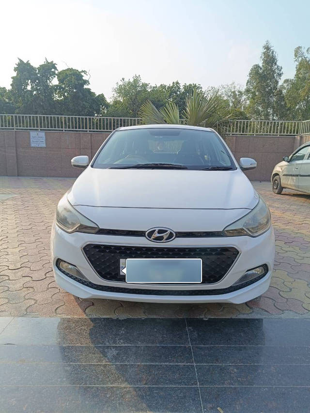 https://images10.gaadi.com/usedcar_image/4404443/original/c1a48f853603de93812b9ffff48ab0bf.jpg?imwidth=6400