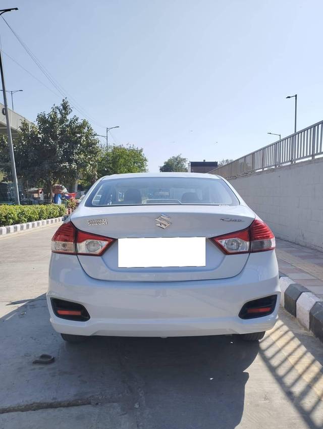 https://images10.gaadi.com/usedcar_image/4404469/original/processed_60ce4e8ea828b91a96f9cda09a381c7e.jpg?imwidth=6402