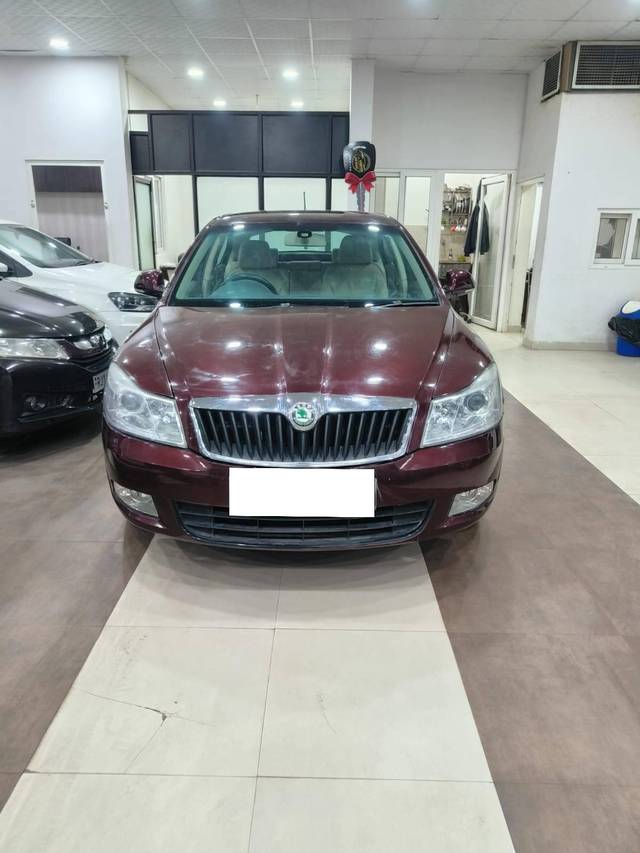 https://images10.gaadi.com/usedcar_image/4404532/original/processed_83c94567a973dcc48f21c6f954b490c9.jpg?imwidth=6402