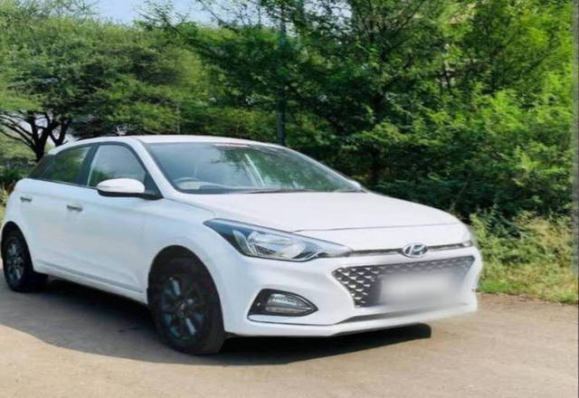 https://images10.gaadi.com/usedcar_image/4404640/original/b931d1a9da643736725db80da799e766.jpg?imwidth=6400