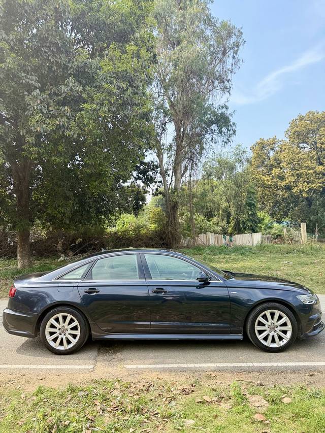 https://images10.gaadi.com/usedcar_image/4404642/original/6c54425a9411c6612737cb6e1d7103ee.jpg?imwidth=6402