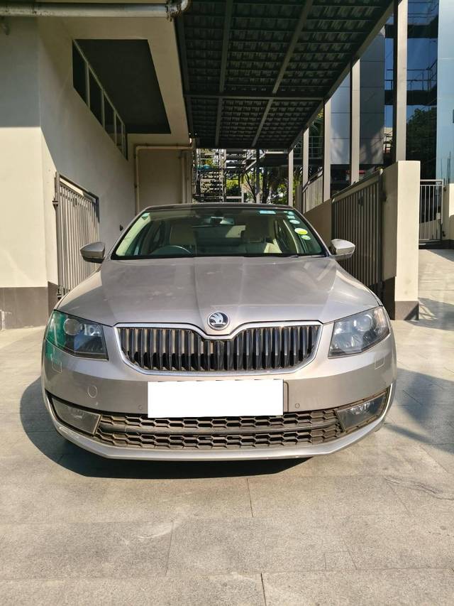 https://images10.gaadi.com/usedcar_image/4404667/original/processed_aaa744e99b46dd59e66bcdbbba2a781f.jpeg?imwidth=6400