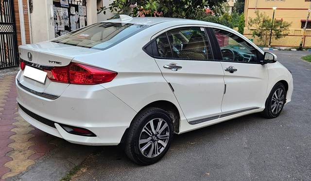 https://images10.gaadi.com/usedcar_image/4405148/original/processed_6b15750a6aa603810866e252a1a15140.jpg?imwidth=6401