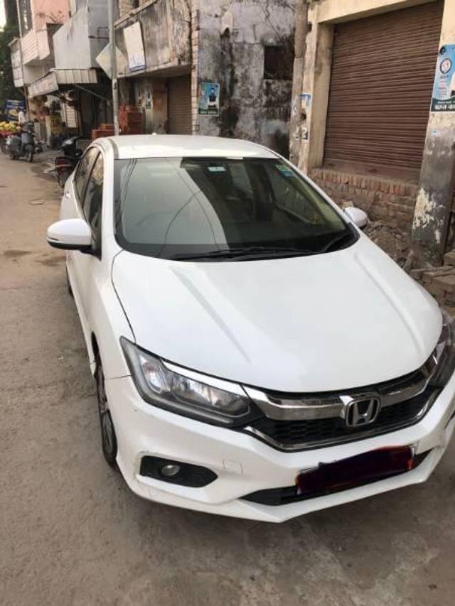 https://images10.gaadi.com/usedcar_image/4405296/original/processed_a46b60bd-16ca-4f96-a3ca-41f9744bcb18.jpg?imwidth=6400