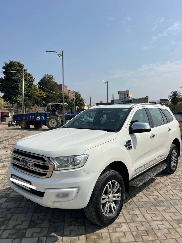 https://images10.gaadi.com/usedcar_image/4405416/original/processed_fc0bf52035f295fe2a821cd8f88604e9.jpg?imwidth=6401