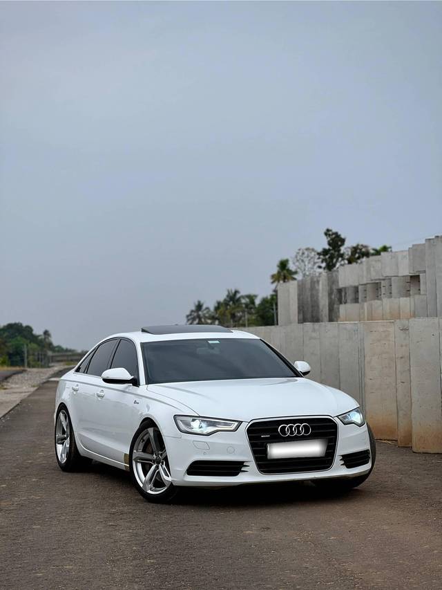 https://images10.gaadi.com/usedcar_image/4405472/original/processed_b57e55fe-cabc-486c-afdc-b1b487af9e4c.jpeg?imwidth=6400