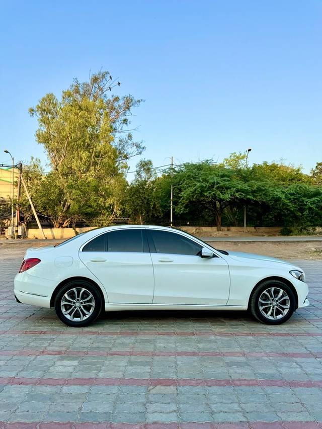 https://images10.gaadi.com/usedcar_image/4405524/original/239fb970150b7ee95b0fda77c747fc80.jpg?imwidth=6401