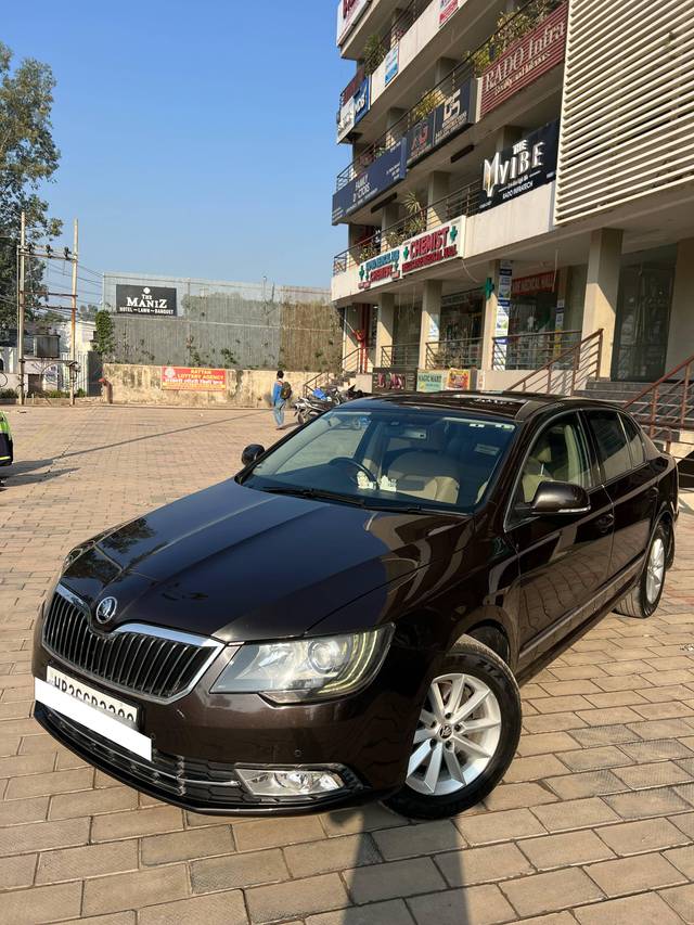 https://images10.gaadi.com/usedcar_image/4405538/original/processed_9397ffad44e1c4fe9ace5d3e4eaf1198.jpg?imwidth=6402