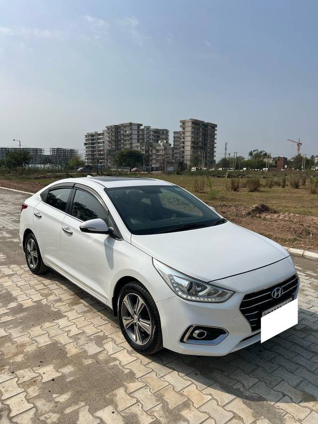 https://images10.gaadi.com/usedcar_image/4405539/original/processed_7acb2a8fc051c5af78f55fb06243d8ef.jpg?imwidth=6400