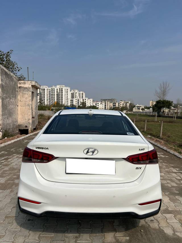 https://images10.gaadi.com/usedcar_image/4405539/original/processed_b3efa1fb83ed9b25c40e4da59e0190f7.jpg?imwidth=6401