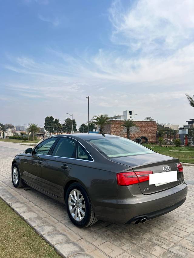 https://images10.gaadi.com/usedcar_image/4405540/original/processed_1f385d4348c0b9a006eddca302c4e4dd.jpg?imwidth=6402