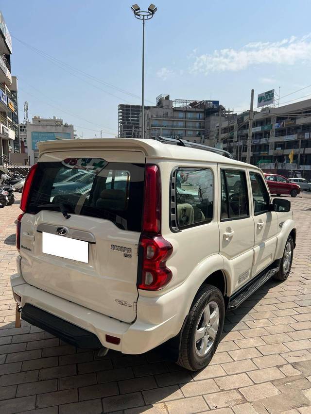 https://images10.gaadi.com/usedcar_image/4405546/original/processed_1d6f8b3ca5d8a0ea5465f4f546819290.jpg?imwidth=6401