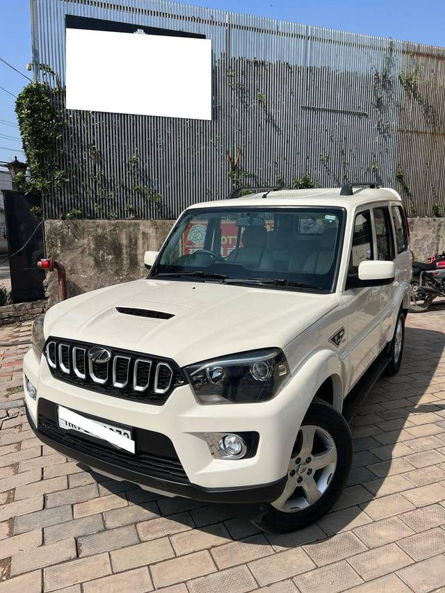 https://images10.gaadi.com/usedcar_image/4405546/original/processed_6569049a3bacef626491abb2bec13b89.jpg?imwidth=6402