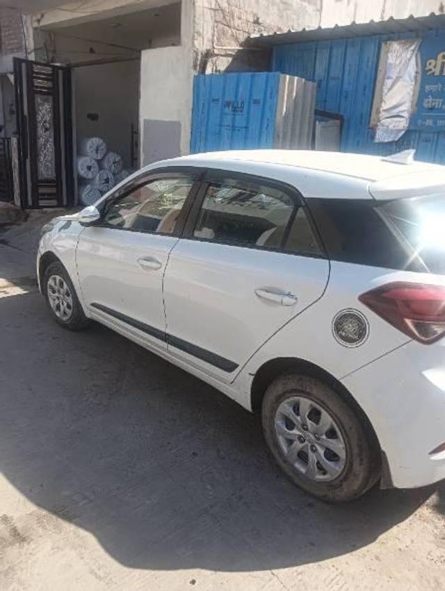 https://images10.gaadi.com/usedcar_image/4405579/original/processed_80f73341-3b54-446a-adfb-8c43290dc6ca.jpg?imwidth=6400